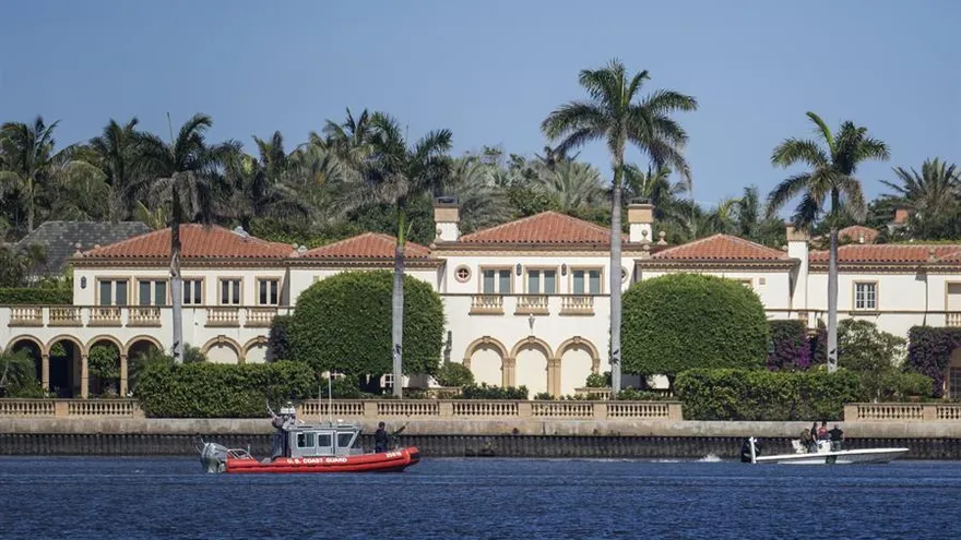 Imagen de las afueraa del resort Mar-a-Lago, propiedad del presidente de EE.UU., Donald Trump, en Florida
