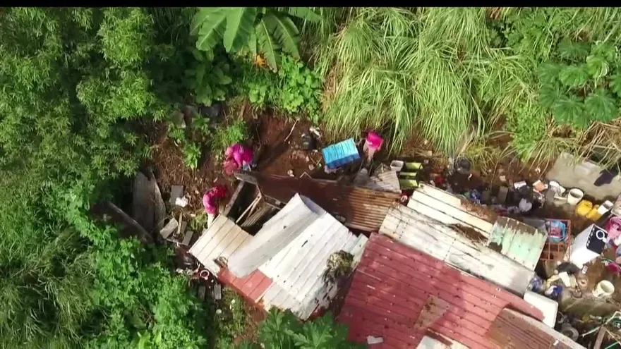 Alud de tierra derriba vivienda