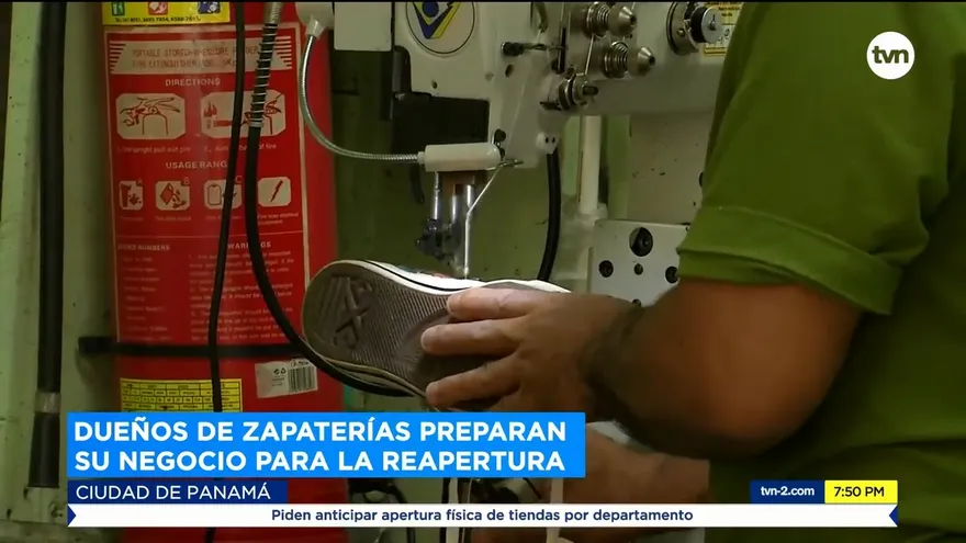 Dueños de zapaterías preparan su negocio para la reapertura