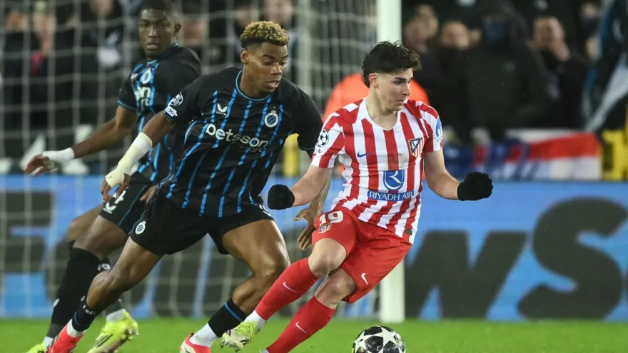 Julián Álvarez (d) es marcador por Raphael Onyedika (i)  durante el partido de ida entre Atlético de Madrid y Brujas
