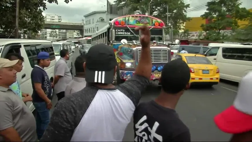 Protesta de conductores de ‘buses piratas’ genera molestias