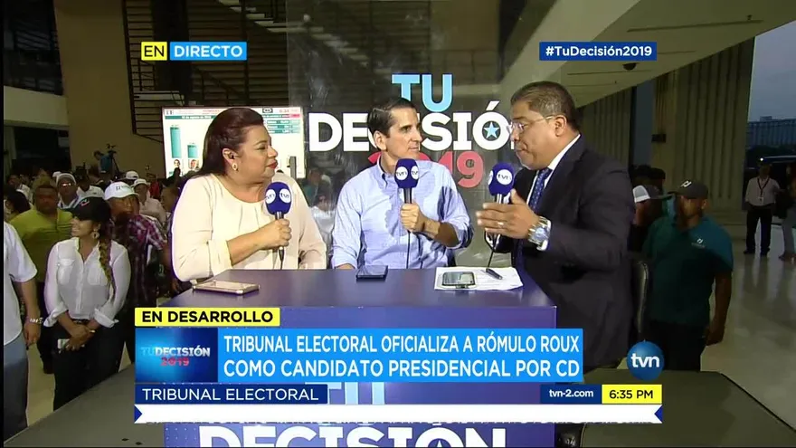Rómulo Roux llega al Tribunal Electoral