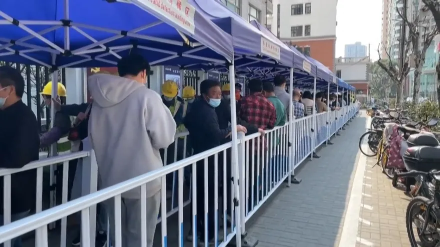 China confinó el domingo a millones de personas por covid-19