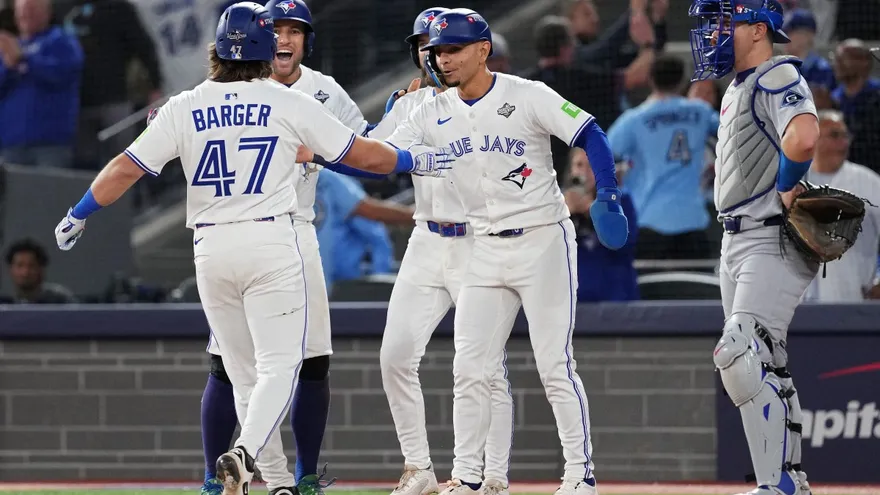 Addison Barger es recibido por sus compañeros tras batear un 'grand slam' frente a los Dodgers