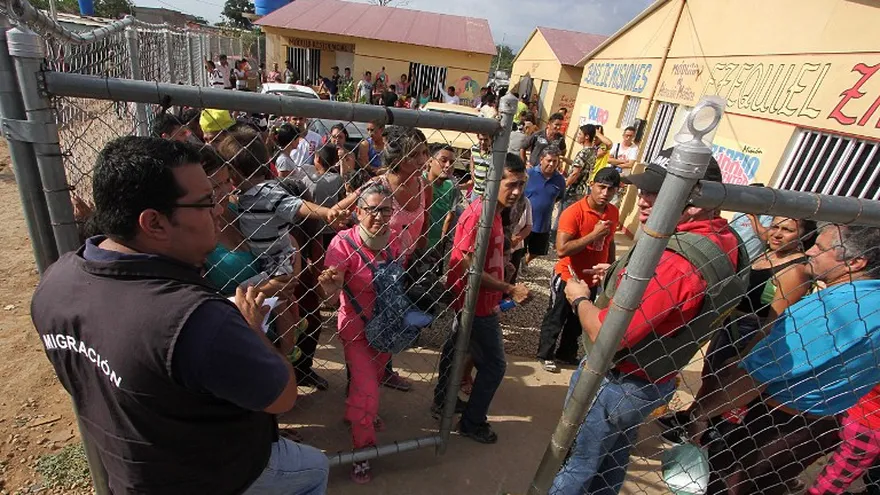 Funcionarios de migración venezolanos participan en una operación junto con el ejército en un sector popular de la ciudad fronteriza de San Antonio, Estado Táchira, comprobando los documentos de sus residentes en busca de inmigrantes ilegales, el 23 de agosto de 2015.