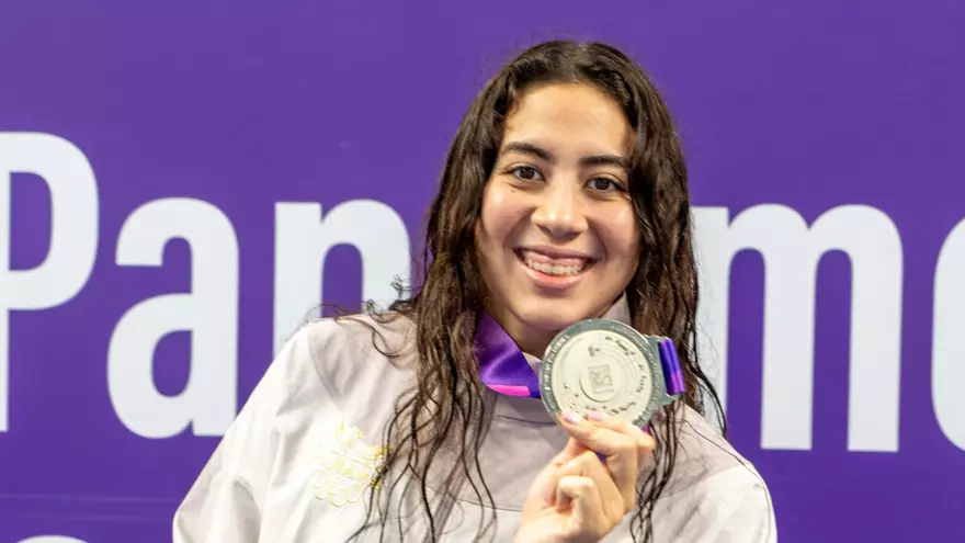 Emily Santos con la medalla de plata de los 200 metros pecho de los II Juegos Panamericanos Junior Asunción 2025