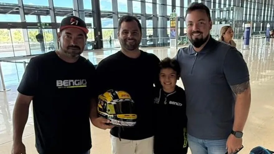 Axel Gómez piloto panameño de Karting junto a su equipo