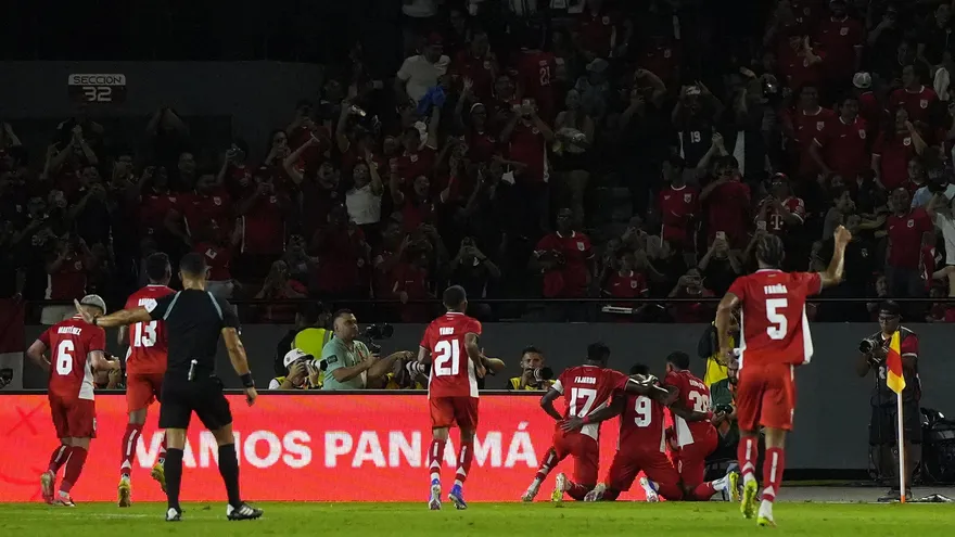 Selección de Panamá celebra gol ante República Dominicana