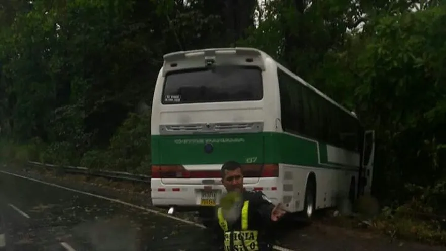 Bus sufre accidente en vía del Puente de las Américas