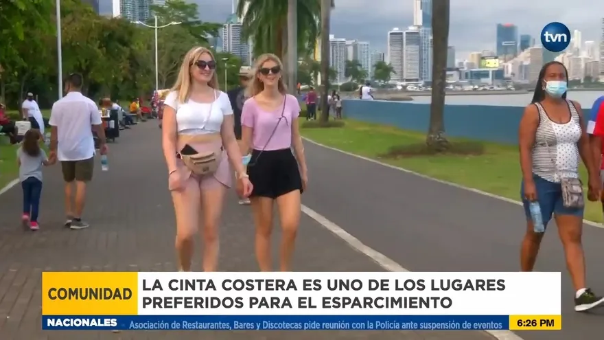 Familias visitan la Cinta Costera