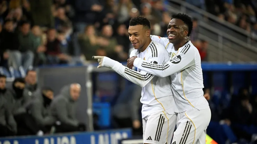 Mbappé junto a Vinicius celebran