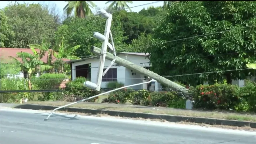 Camión derriba postes de luz en Antón