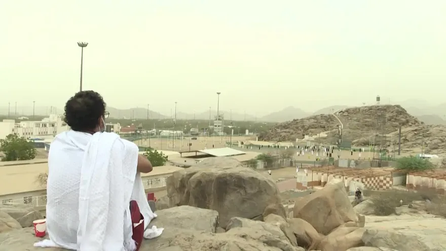 Fieles ascienden el monte Arafat en el momento cumbre de la peregrinación a La Meca