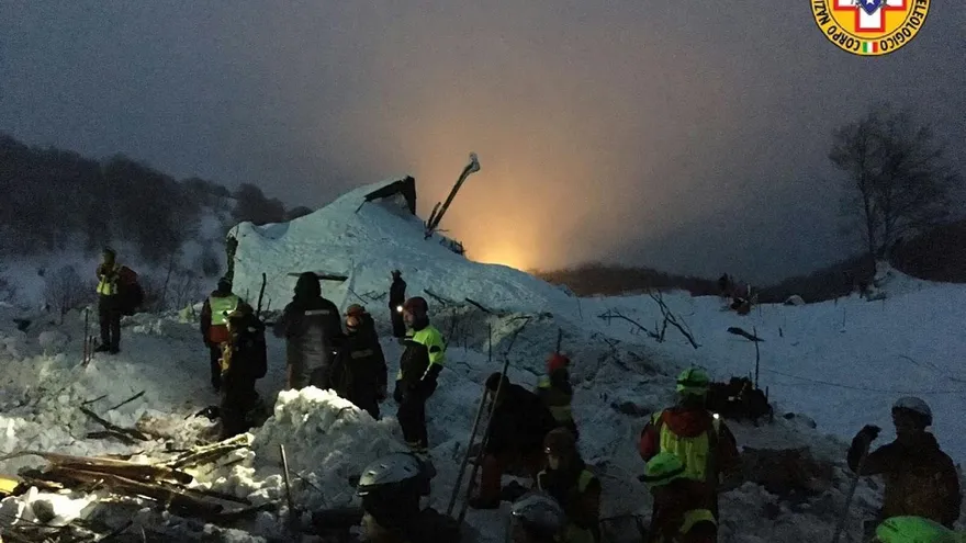 Fotografía facilitada hoy, 23 de enero, por los servicios de rescate Corpo Nazionale Soccorso Alpino e Speleologico (CNSAS) que muestra los trabajos de búsqueda de posibles supervivientes en el hotel Rigopiano en el centro de Italia
