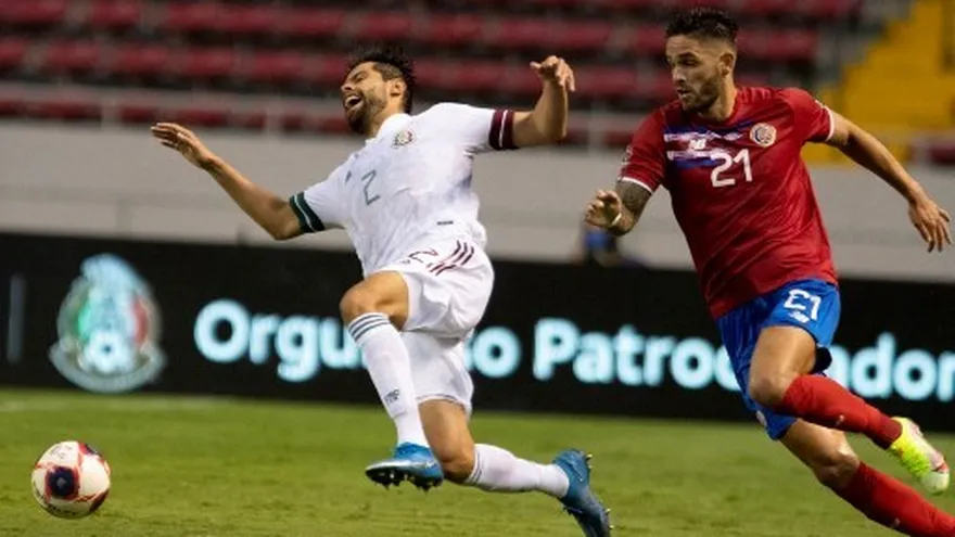 Acción del duelo entre México y Costa Rica.