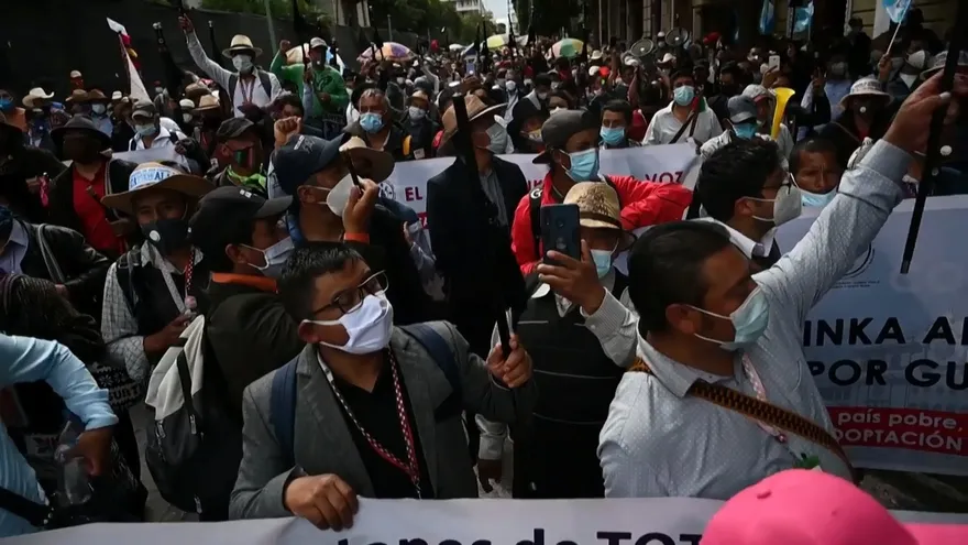Guatemala mantiene protestas contra el presidente pese a revisión de presupuesto anual