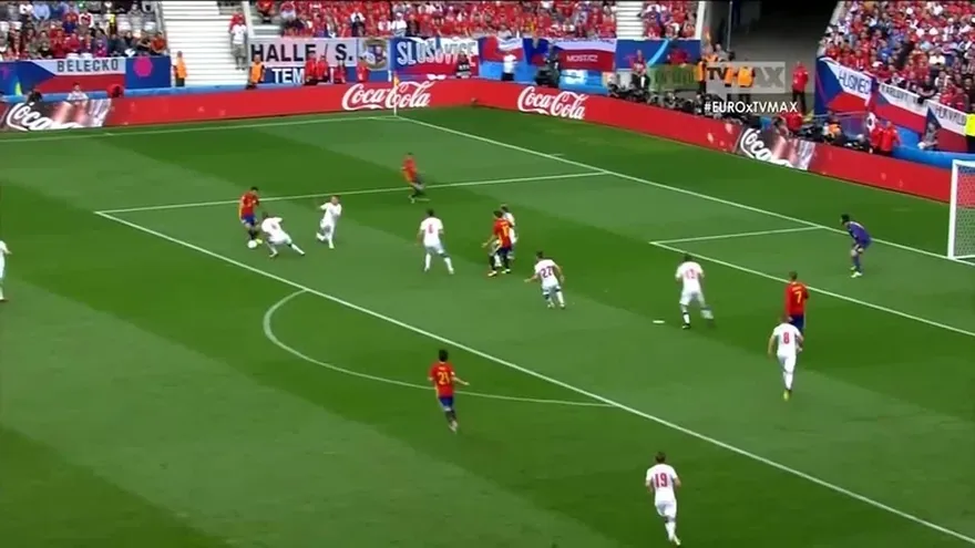 Piqué e Iniesta le dan la victoria a España