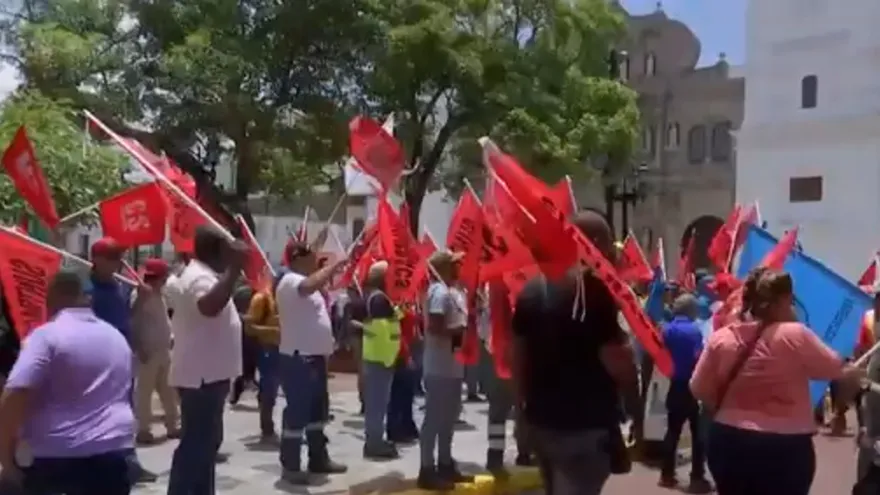 Grupos sindicales se manifiestan contra el contrato minero en predios de la Presidencia