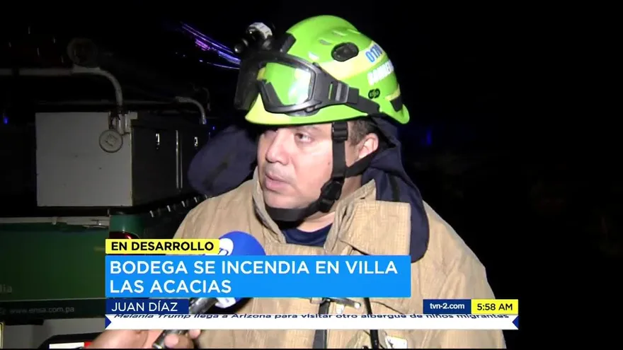 Detalles de los bomberos por incendio en recicladora