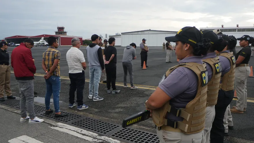 Panamá deporta a 40 colombianos, 10 de ellos con antecedentes por delitos graves.