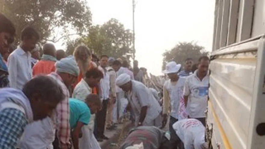 Asistentes de la concentración religiosa limpian el área