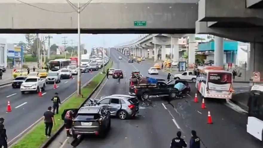 Colisión múltiple deja un muerto y provoca desvíos en la avenida Domingo Díaz