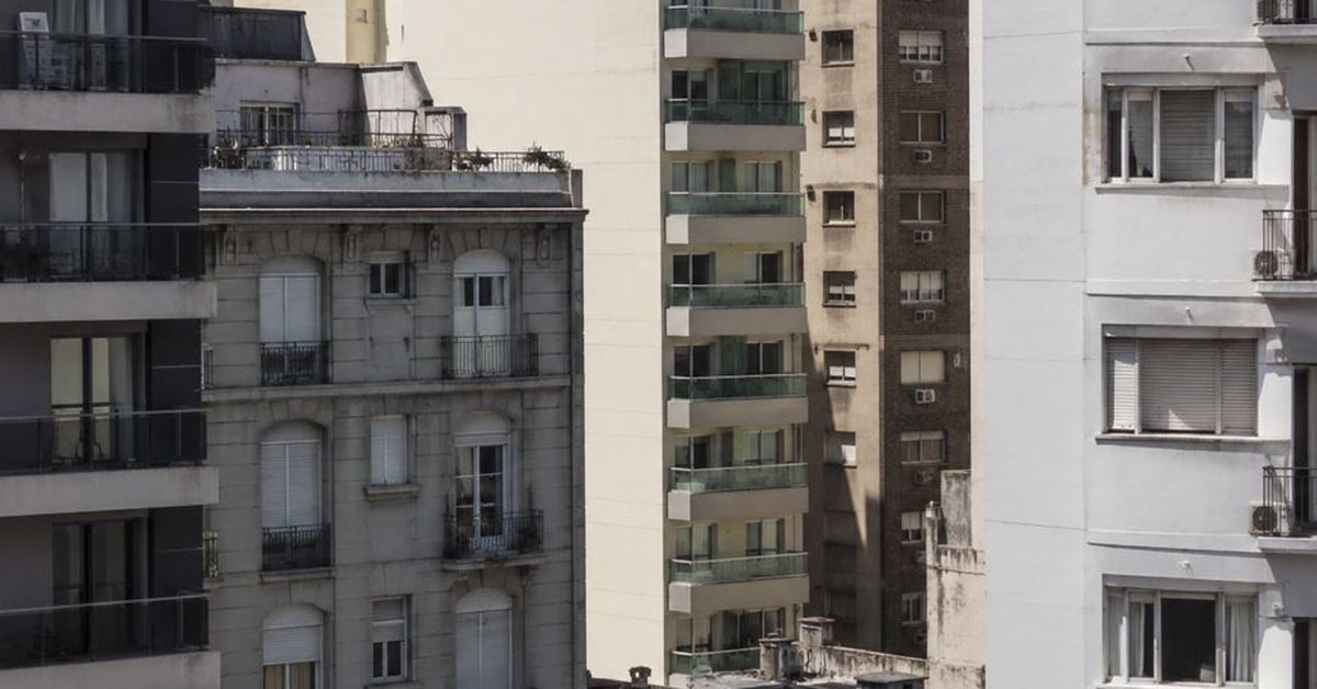 Impactante video: hombre sobrevivió tras precipitarse desde un cuarto piso
