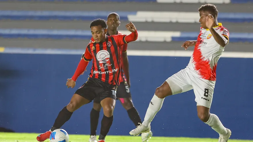 Sporrting San Miguelito y Herediano en acción