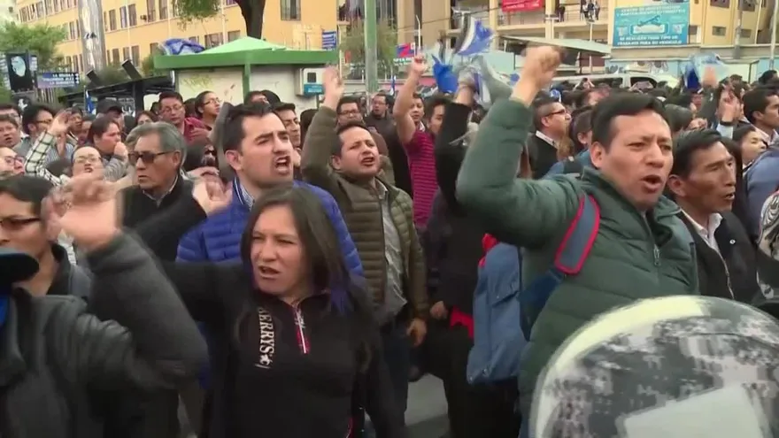 Evo Morales a punto de ganar reelección en Bolivia, protestas violentas al grito de "fraude"