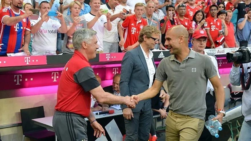 Carlo Ancelotti (i) y Pep Guardiola (d) se estrechan la mano