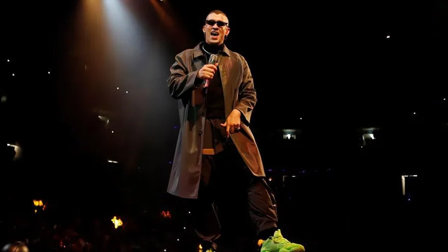 BEn la imagen un registro del cantante puertorriqueño Bad Bunny, durante una presentación, en San Juan (Puerto Rico).ad Bunny dará un concierto virtual para celebrar el Mes de la Herencia Hispana