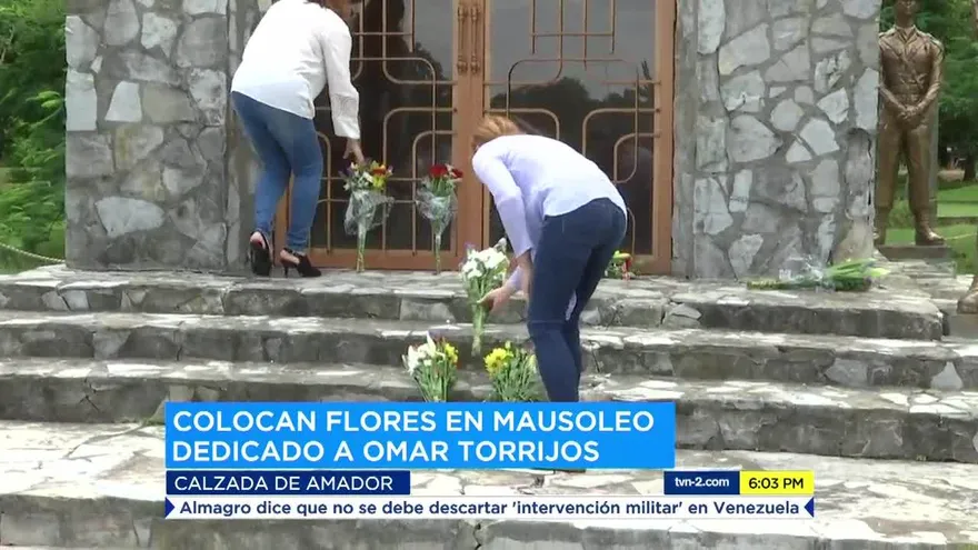 Llevan flores al mausoleo de Omar Torrijos