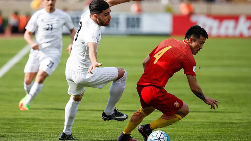 Jiang Zhipeng (4) durante el partido de eliminatoria entre China e Irán