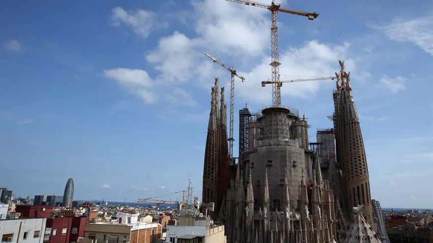 La policía de Cataluña investiga el vídeo que un grupo de "youtubers" ha publicado en internet en el que se exhiben escalando el interior de las torres de la Sagrada Familia, tras burlar las medidas de seguridad del templo.