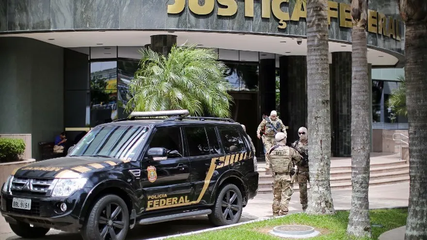 Los oficiales de la Policía Federal montan guardia frente a la corte federal en Curitiba, donde la jueza Gabriela Hardt, interrogó al ex presidente de Brasil (2003-2011) Luiz Inácio Lula Da Silva.