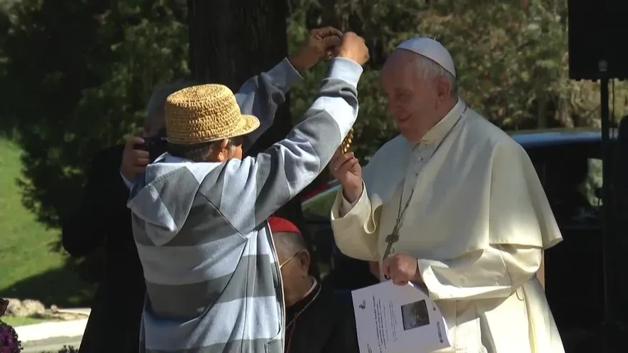 Papa denuncia injusticias en la Amazonía y evita pronunciarse sobre celibato