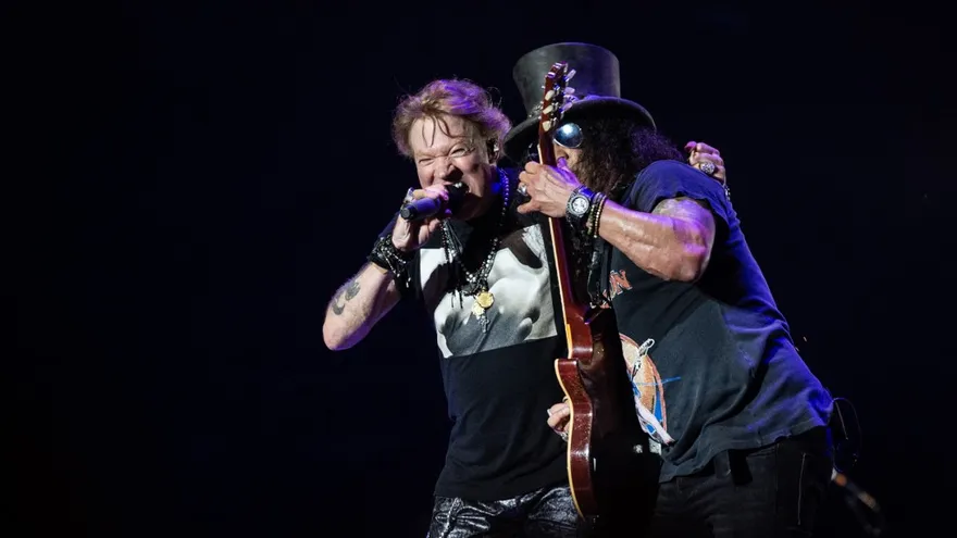 Foto archivo: Axl Rose (izq.), cantante de la banda de hard rock estadounidense Guns N' Roses, y el guitarrista principal Saul Hudson, también conocido como Slash, se presentan en el escenario Helviti en el festival de música heavy metal Copenhell en Copenhague, Dinamarca.