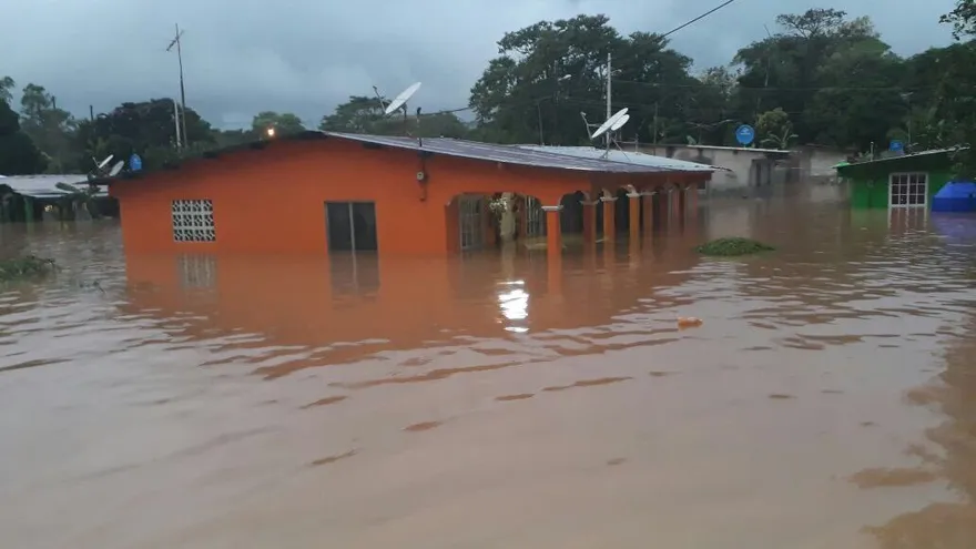 Desbordes de ríos en Colón dejan 272 familias afectadas.