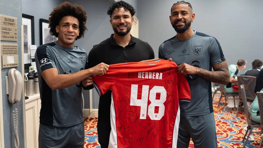Panama's soccer team hosts MLB player Iván Herrera