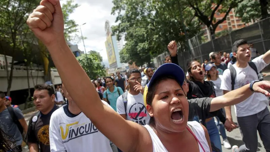 Manifestantes se enfrentan a la Policía Nacional Bolivariana (PNB) en la Universidad Central de Venezuela (UCV), el pasdo jueves 9 de junio del 2016, en Caracas (Venezuela).