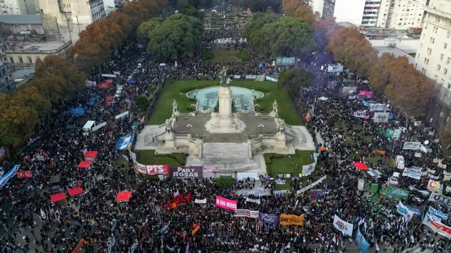 Mujeres marchan en Argentina contra la violencia de género tras crimen de una adolescente