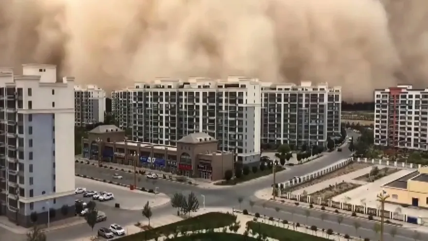 Una tormenta de arena "devora" ciudad china al borde del desierto de Gobi