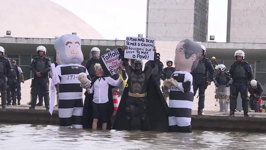 Brasileños piden intervención militar contra el gobierno