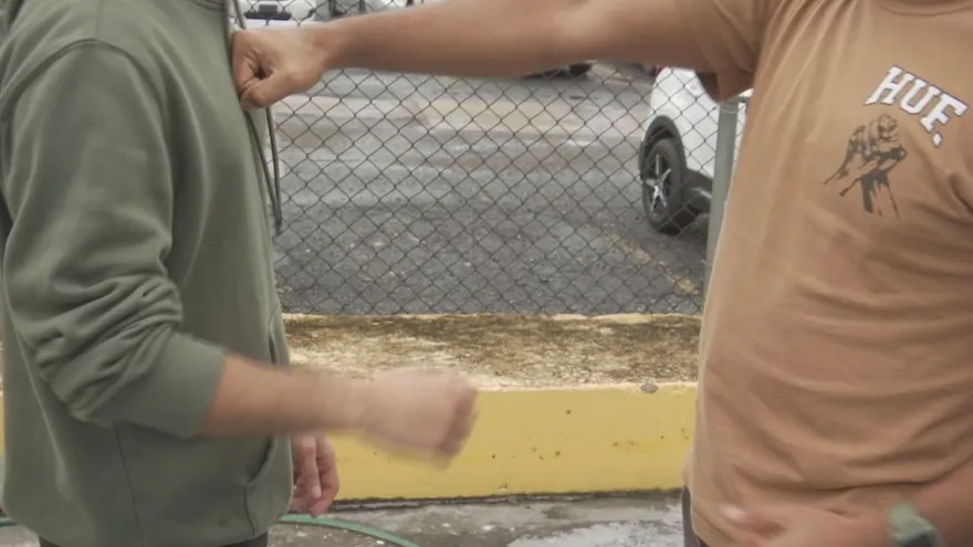 Dos adolescentes dramatizan el juego "pechito", mismo que causó la muerte de un joven de 17 años en Chiriquí.