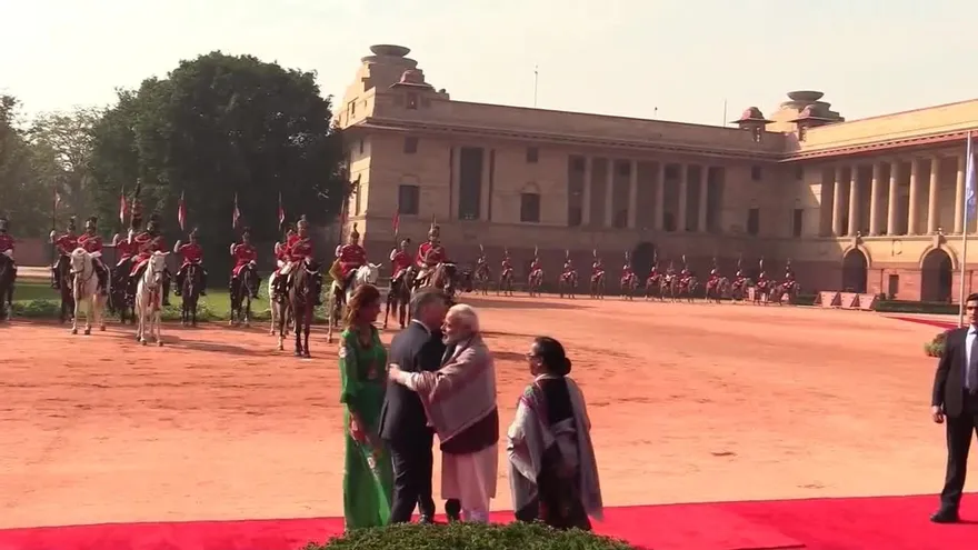 Macri rinde homenaje a mahatma Gandhi en el inicio de su visita a la India