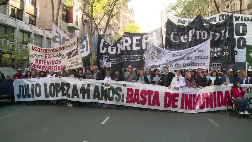Miles de argentinos reclaman por desaparecidos en democracia