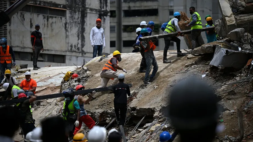 Labores de remoción de escombros y rescate en Venezuela.