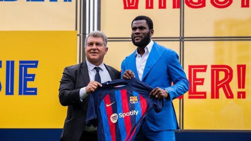 Franck Kessié (d) fue presentado por el Barcelona
