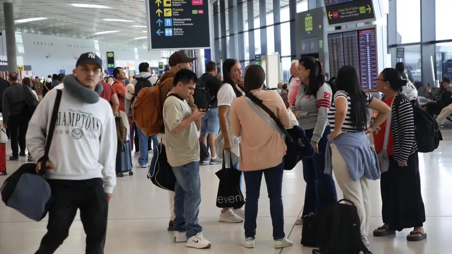 Personas movilizándose en el Aeropuerto Internacional de Tocumen