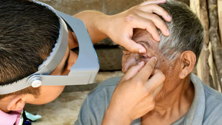 Personal de salud atiende a un adulto mayor